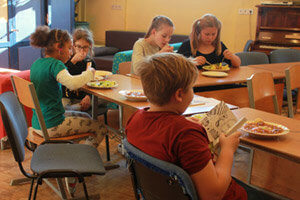 Kochen in der Schülerinnenschule - manche essen in der Aula, andere in den Stammgruppen